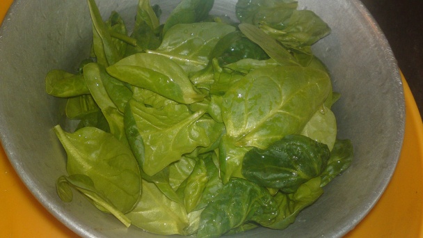 Ľahký jemný šalát s kozím syrom, baby špenátom, cherry paradajkami a červenou cibuľou (fotorecept) - obrázok 1