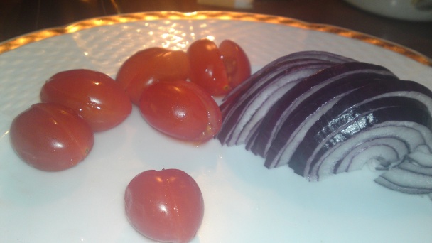 Ľahký jemný šalát s kozím syrom, baby špenátom, cherry paradajkami a červenou cibuľou (fotorecept) - obrázok 2