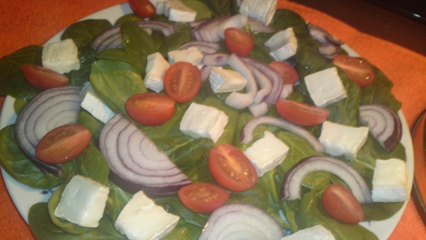 Ľahký jemný šalát s kozím syrom, baby špenátom, cherry paradajkami a červenou cibuľou (fotorecept) - obrázok 4