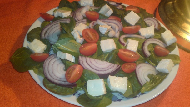 Ľahký jemný šalát s kozím syrom, baby špenátom, cherry paradajkami a červenou cibuľou (fotorecept) - obrázok 5