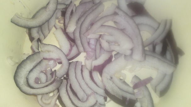 Syrovo-jablkový šalát s červenou cibuľou, orechmi a jogurtom (fotorecept) - obrázok 1