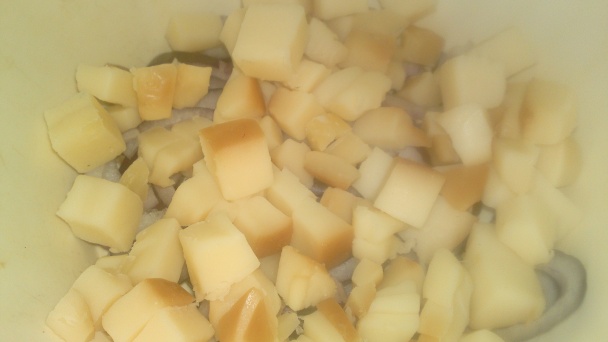 Syrovo-jablkový šalát s červenou cibuľou, orechmi a jogurtom (fotorecept) - obrázok 2