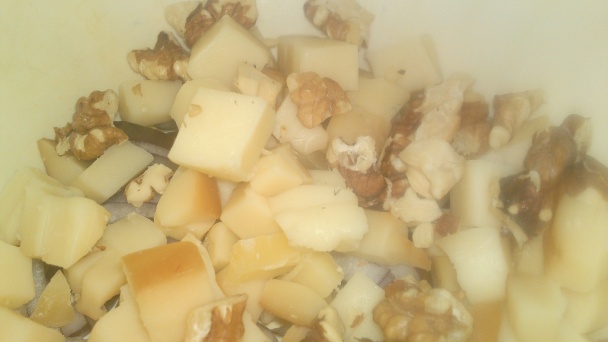 Syrovo-jablkový šalát s červenou cibuľou, orechmi a jogurtom (fotorecept) - obrázok 3