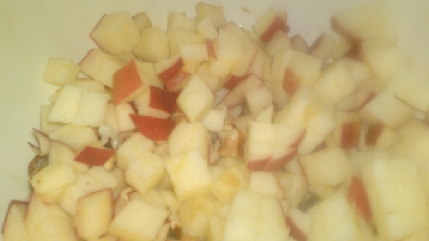 Syrovo-jablkový šalát s červenou cibuľou, orechmi a jogurtom (fotorecept) - obrázok 4