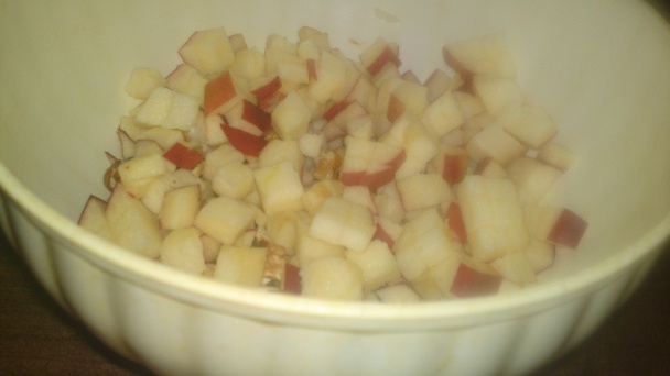 Syrovo-jablkový šalát s červenou cibuľou, orechmi a jogurtom (fotorecept) - obrázok 5