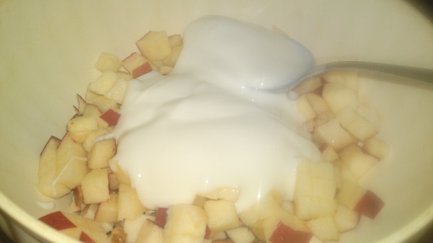 Syrovo-jablkový šalát s červenou cibuľou, orechmi a jogurtom (fotorecept) - obrázok 6