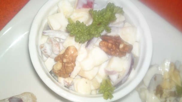 Syrovo-jablkový šalát s červenou cibuľou, orechmi a jogurtom (fotorecept) - obrázok 8