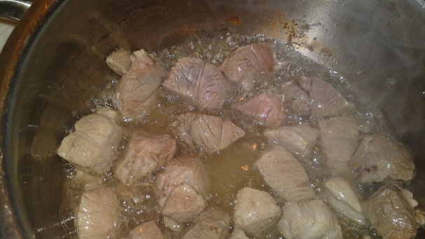 Pikantné bravčové kocky v bielej hlávkovej kapuste (fotorecept) - obrázok 5