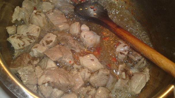 Pikantné bravčové kocky v bielej hlávkovej kapuste (fotorecept) - obrázok 6