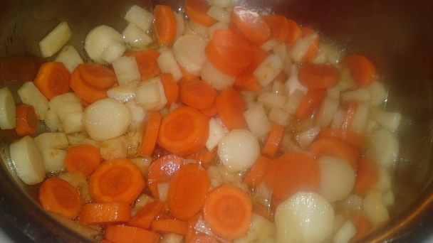 Jarná zeleninová polievka s knedličkami z jahňacieho mäsa so syrom (fotorecept) - obrázok 12