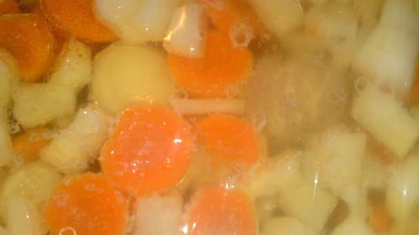 Jarná zeleninová polievka s knedličkami z jahňacieho mäsa so syrom (fotorecept) - obrázok 14