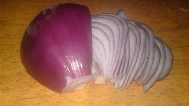 Šalát z baby špenátu, vajec, bakoňskej slaniny, cherry paradajok a červenej cibule (fotorecept) - obrázok 1