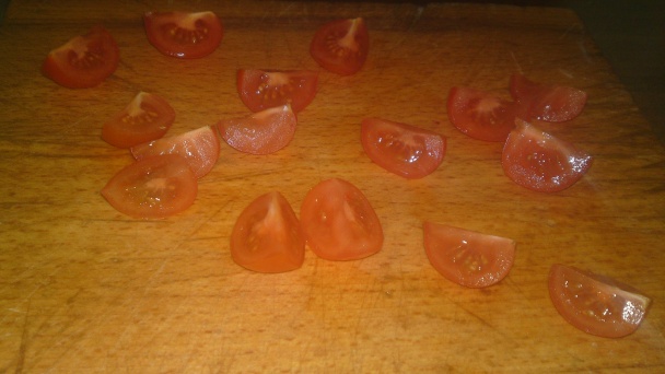 Šalát z baby špenátu, vajec, bakoňskej slaniny, cherry paradajok a červenej cibule (fotorecept) - obrázok 3