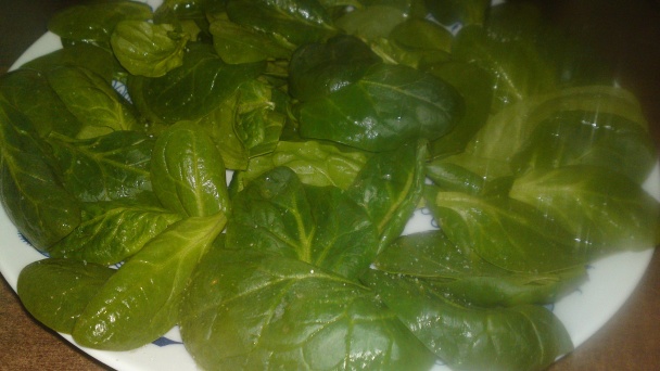 Šalát z baby špenátu, vajec, bakoňskej slaniny, cherry paradajok a červenej cibule (fotorecept) - obrázok 5