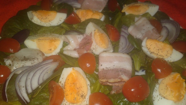 Šalát z baby špenátu, vajec, bakoňskej slaniny, cherry paradajok a červenej cibule (fotorecept) - obrázok 7