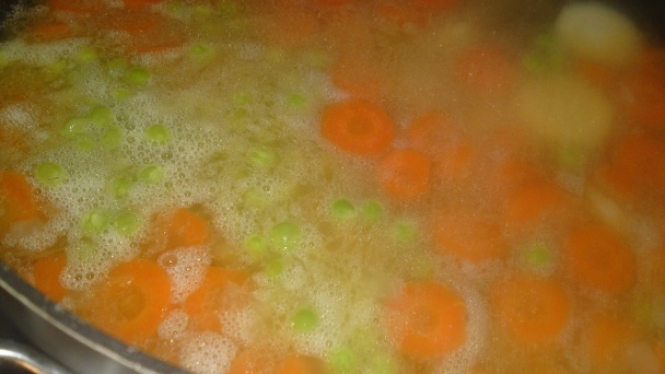 Polievka z cukrového hrášku s mäsovými knedličkami s feniklom a pecorinom (fotorecept) - obrázok 15