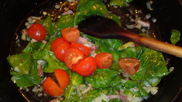 Tagliatelle so smrčkami, špenátom, cherry paradajkami a parmezánom (fotorecept) - obrázok 15