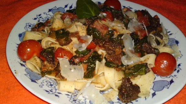 Tagliatelle so smrčkami, špenátom, cherry paradajkami a parmezánom (fotorecept) - obrázok 20