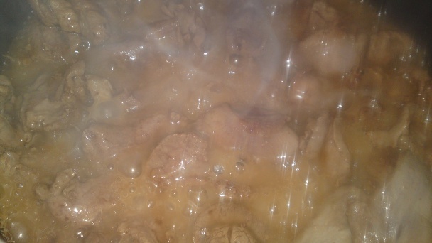 Hovädzie ragú na hríboch smrekových, červenom víne a šípkovom lekvári (fotorecept) - obrázok 10