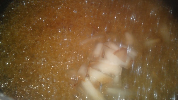 Hovädzie ragú na hríboch smrekových, červenom víne a šípkovom lekvári (fotorecept) - obrázok 11