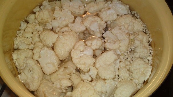 Biela krémová karfiolová polievka s opečeným karfiolom a šafranom (fotorecept) - obrázok 1