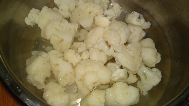 Biela krémová karfiolová polievka s opečeným karfiolom a šafranom (fotorecept) - obrázok 4