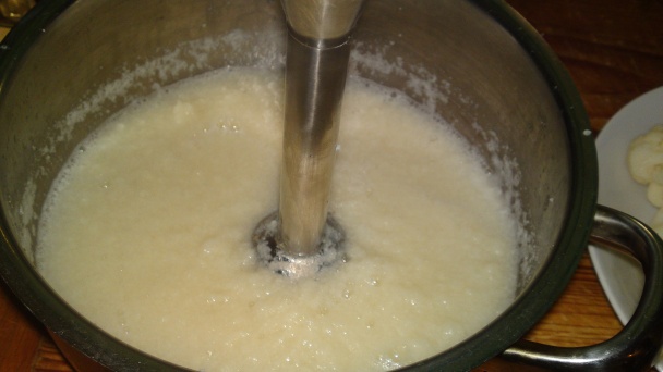 Biela krémová karfiolová polievka s opečeným karfiolom a šafranom (fotorecept) - obrázok 7