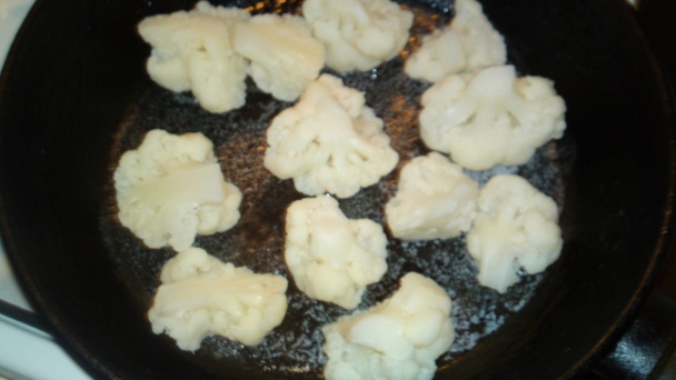 Biela krémová karfiolová polievka s opečeným karfiolom a šafranom (fotorecept) - obrázok 10