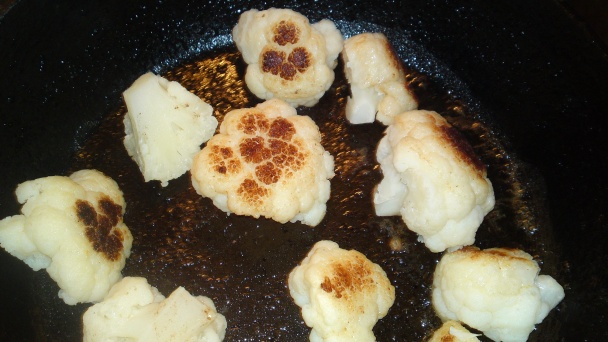 Biela krémová karfiolová polievka s opečeným karfiolom a šafranom (fotorecept) - obrázok 11