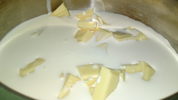 Torta z bielej čokolády s jahodovou omáčkou (fotorecept) - obrázok 4