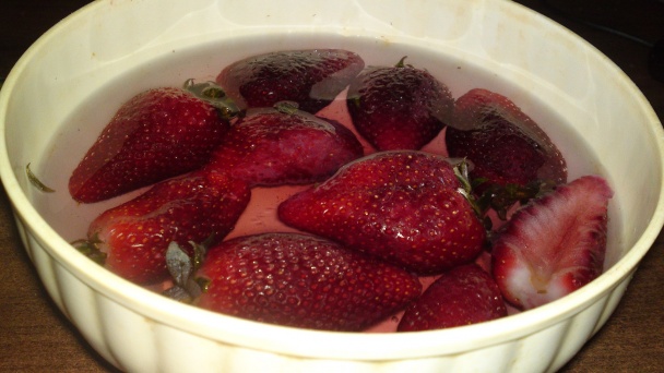 Torta z bielej čokolády s jahodovou omáčkou (fotorecept) - obrázok 10