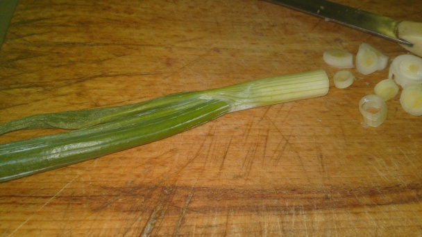 Miešaný šalát z jarnej zeleniny so syrovými korbáčikmi (fotorecept) - obrázok 2