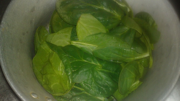 Pečená kuracia pečeň obalená v bakoňskej slanine s pikantným baby špenátom (fotorecept) - obrázok 2