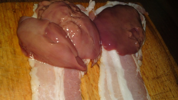 Pečená kuracia pečeň obalená v bakoňskej slanine s pikantným baby špenátom (fotorecept) - obrázok 4