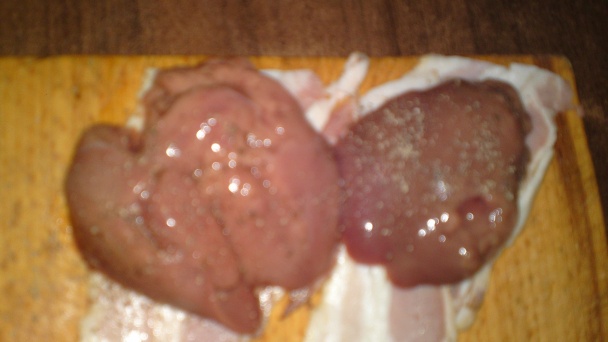 Pečená kuracia pečeň obalená v bakoňskej slanine s pikantným baby špenátom (fotorecept) - obrázok 5