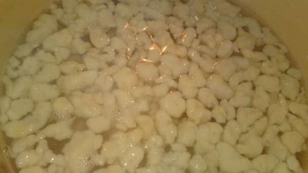 Halušky s vajcom, cibuľkou a údenou slaninkou (fotorecept) - obrázok 6