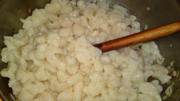 Halušky s vajcom, cibuľkou a údenou slaninkou (fotorecept) - obrázok 14