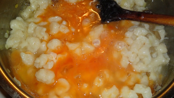 Halušky s vajcom, cibuľkou a údenou slaninkou (fotorecept) - obrázok 15