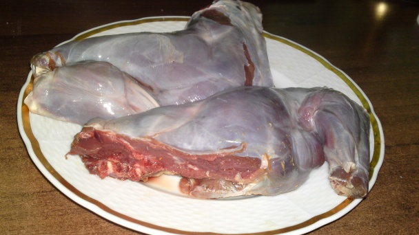 Zajac pečený na víne, na bylinkách a korení (fotorecept) - obrázok 1