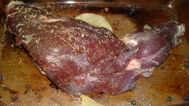 Zajac pečený na víne, na bylinkách a korení (fotorecept) - obrázok 6