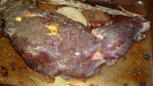 Zajac pečený na víne, na bylinkách a korení (fotorecept) - obrázok 9