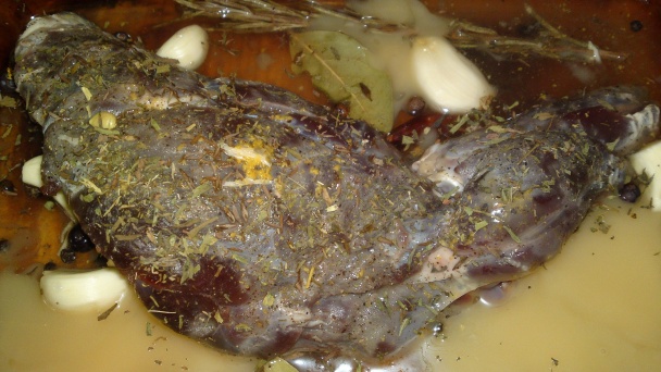 Zajac pečený na víne, na bylinkách a korení (fotorecept) - obrázok 13