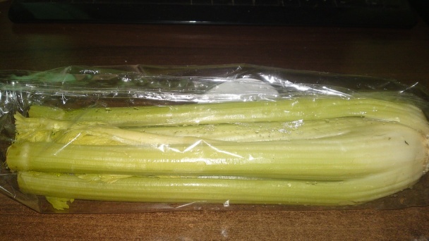 Jarný chrumkavý šalát zo stopkového zeleru, jablka a orechov (fotorecept) - obrázok 1