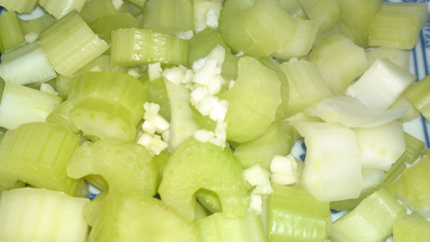 Jarný chrumkavý šalát zo stopkového zeleru, jablka a orechov (fotorecept) - obrázok 7