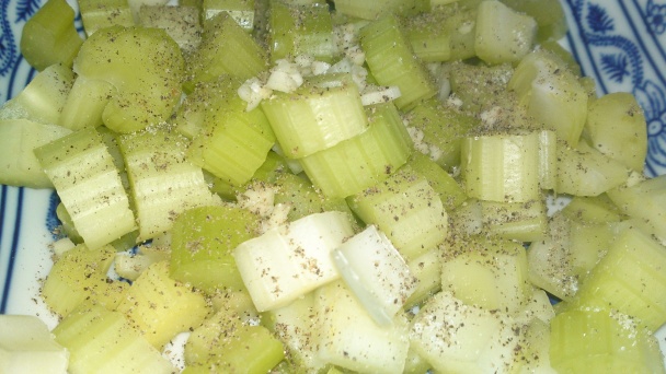 Jarný chrumkavý šalát zo stopkového zeleru, jablka a orechov (fotorecept) - obrázok 8