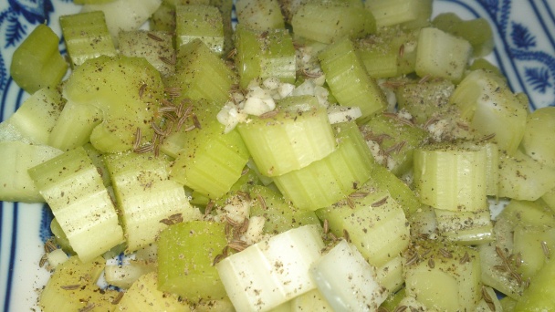 Jarný chrumkavý šalát zo stopkového zeleru, jablka a orechov (fotorecept) - obrázok 9