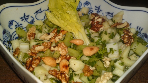 Jarný chrumkavý šalát zo stopkového zeleru, jablka a orechov (fotorecept) - obrázok 16