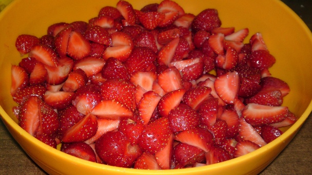 Sirupovitý jahodový džem s kúskami jahôd (fotorecept) - obrázok 3