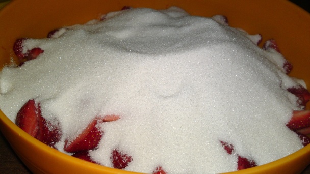 Sirupovitý jahodový džem s kúskami jahôd (fotorecept) - obrázok 4