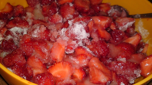 Sirupovitý jahodový džem s kúskami jahôd (fotorecept) - obrázok 6